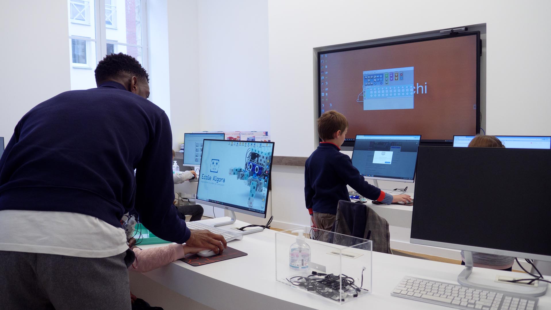 Interactive Smart Whiteboard for College, high school & Education